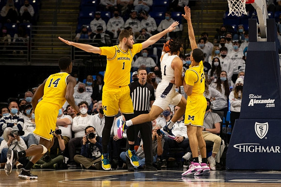 Moussa Diabate (14), Hunter Dickinson (1), and Caleb Houstan (22)