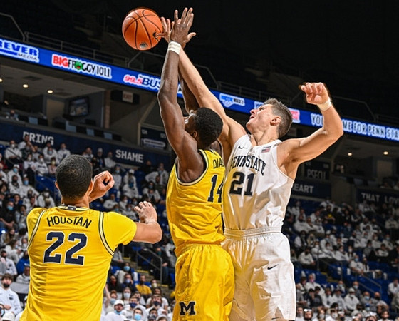 Caleb Houstan (22) and Moussa Diabate (14)