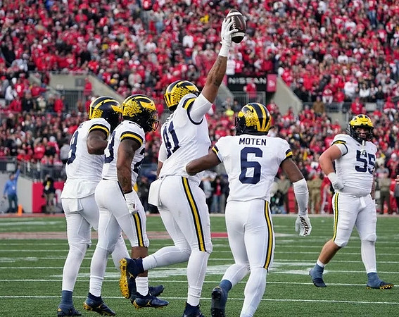 Derrick Moore (8), Michael Barrett (23), Taylor Upshaw (91), R.J. Moten (6), and Mason Graham (55)