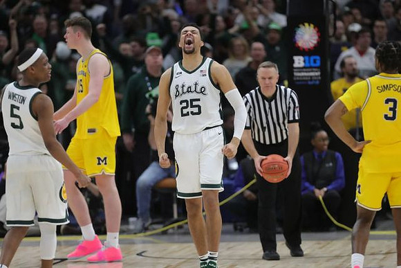 Jon Teske (15) and Zavier Simpson (3)