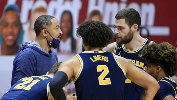 Juwan Howard, Franz Wagner (21), Isaiah Livers (2), Hunter Dickinson (1), and Mike Smith (12)