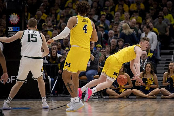 Isaiah Livers (4) and Jon Teske (15)