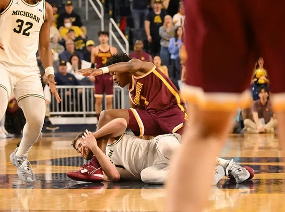 Tarris Reed Jr. (32) and Hunter Dickinson (1)