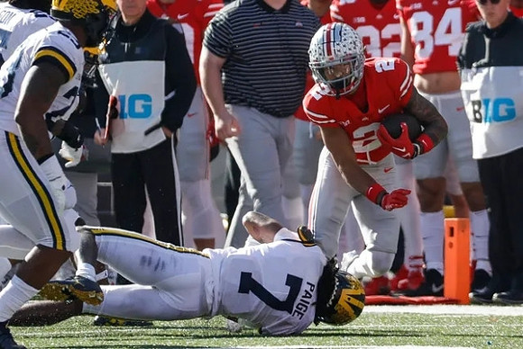 Michael Barrett (23) and Makari Paige (7)