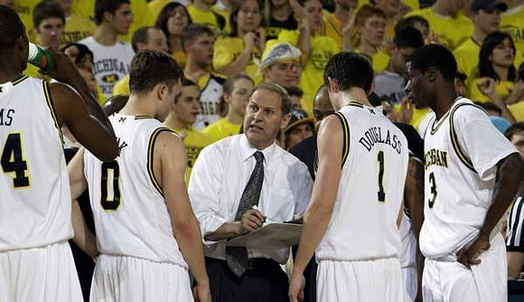 DeShawn Sims (34), Zack Novak (0), John Beilein, Stu Douglass (1), and Manny Harris (3)