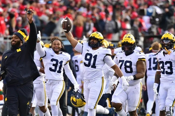 Jalen Perry (31), Taylor Upshaw (91), Kenneth Grant (78), and German Green (33)