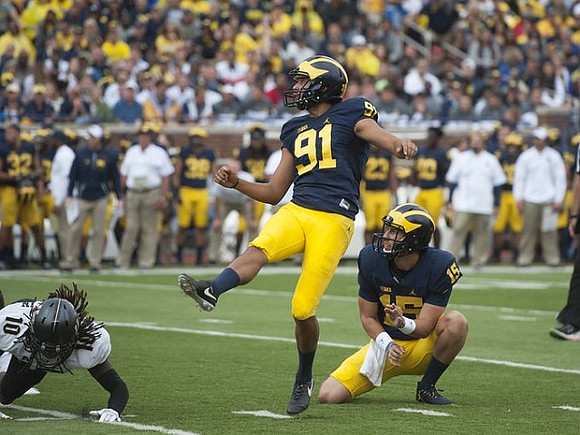 Kenny Allen (91) and Garrett Moores (15)