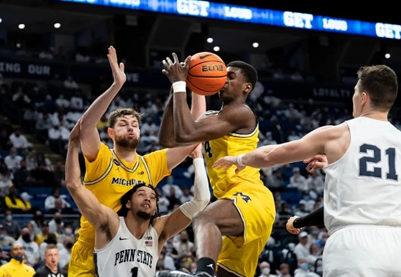 Hunter Dickinson (1) and Moussa Diabate (14)