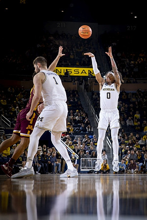 Hunter Dickinson (1) and Dug McDaniel (0)