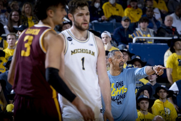 Hunter Dickinson (1) and Juwan Howard