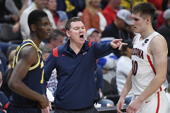 Moussa Diabate (14) and Arizona Head Coach Tommy Lloyd
