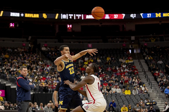 Arizona Head Coach Tommy Lloyd and Caleb Houstan (22)