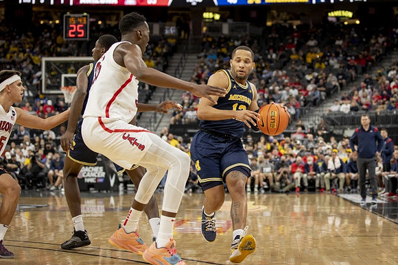 Moussa Diabate (14), DeVante' Jones (12), and Arizona Head Coach Tommy Lloyd