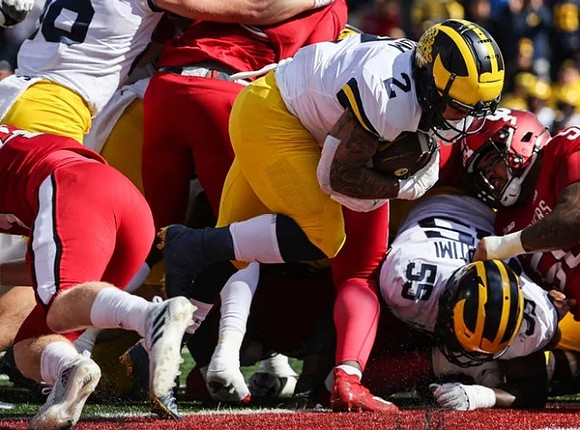 Blake Corum (2) and Olusegun Oluwatimi (55)
