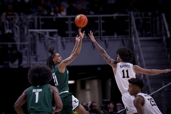 Isaiah Barnes (11) and Jace Howard (25)