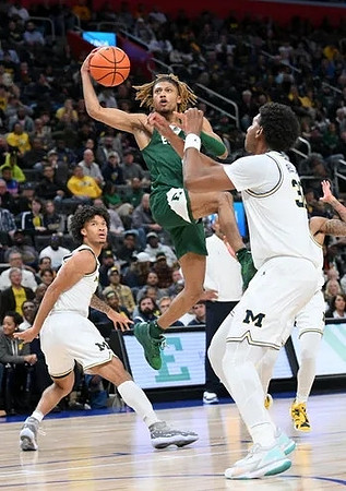 Isaiah Barnes (11) and Tarris Reed Jr. (32)