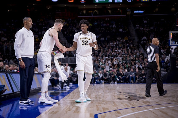 Juwan Howard, Hunter Dickinson (1), and Tarris Reed Jr. (32)