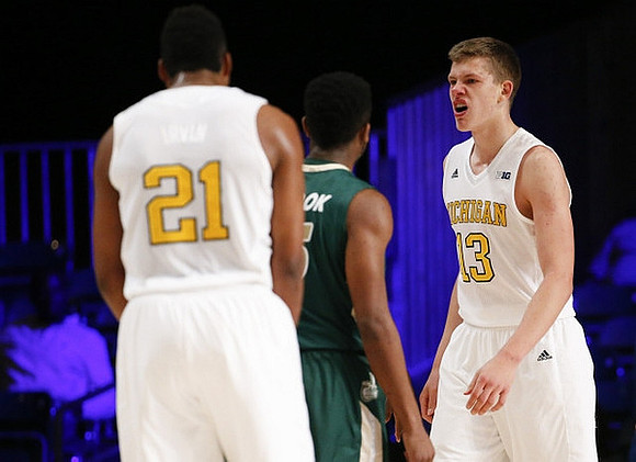 Zak Irvin (21) and Moritz Wagner (13)