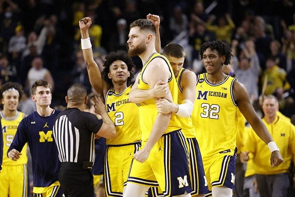 Hunter Dickinson (1) and Michigan Team