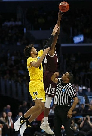 Isaiah Livers (4)