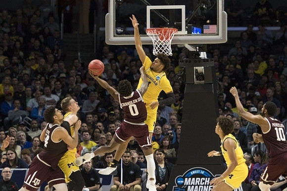 Moritz Wagner (13), Isaiah Livers (4), and Jordan Poole (2)