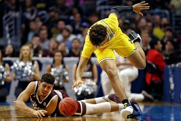 Isaiah Livers (4)