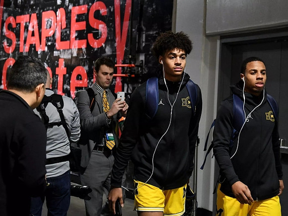 Jordan Poole (2) and Jaaron Simmons (5)