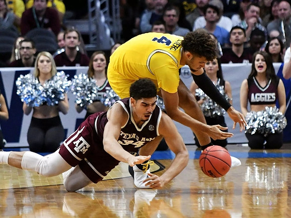 Isaiah Livers (4)