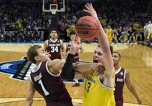 Moritz Wagner (13) and Jordan Poole (2)