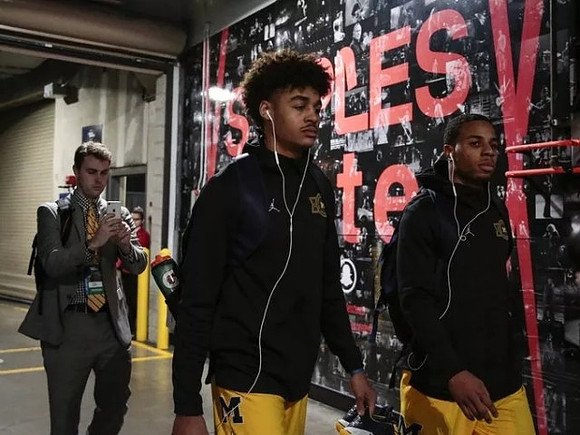 Jordan Poole (2) and Jaaron Simmons (5)