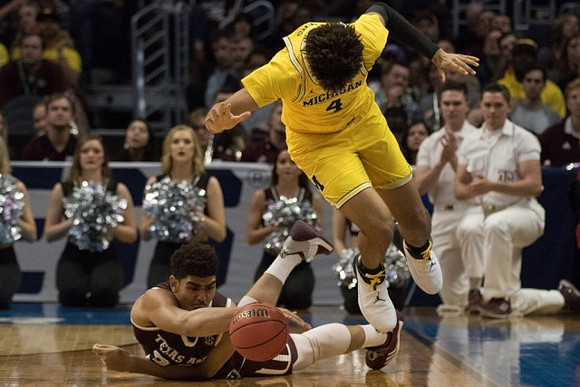 Isaiah Livers (4)