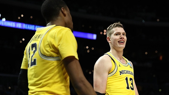 Muhammad-Ali Abdur-Rahkman (12) and Moritz Wagner (13)