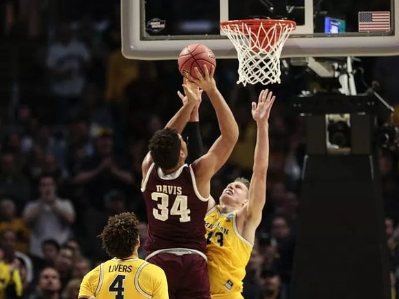 Isaiah Livers (4) and Moritz Wagner (13)