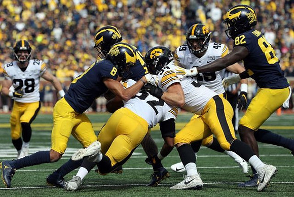 Ronnie Bell (8) and Nick Eubanks (82)