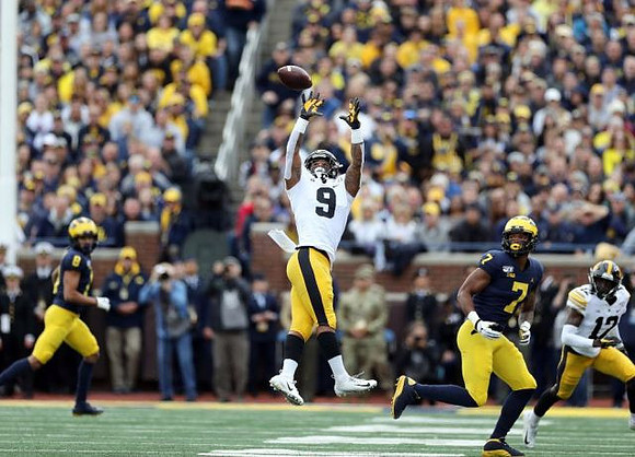 Ronnie Bell (8) and Tarik Black (7)