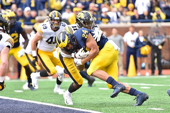 Nick Eubanks (82) and Zach Charbonnet (24)
