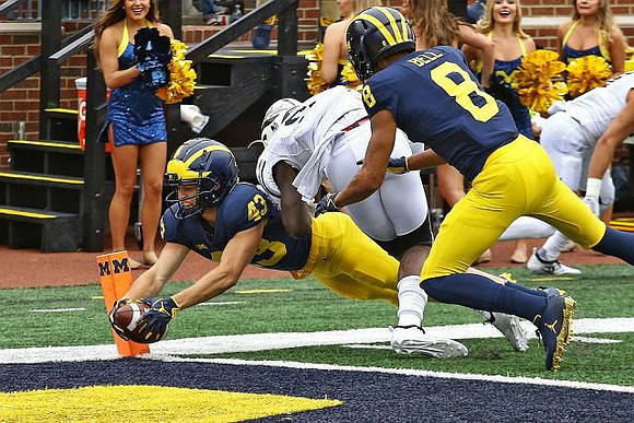Jake McCurry (43) and Ronnie Bell (8)