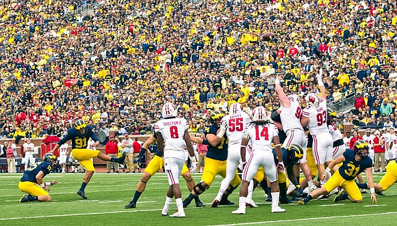 Garrett Moores (15), Kenny Allen (91), Ben Bredeson (74), and Scott Sypniewski (31)