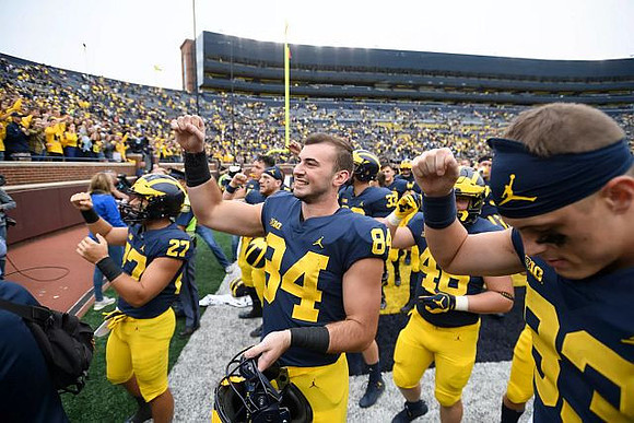 Joe Hewlett (27), Sean McKeon (84), Zach Gentry (83), and Michigan Team