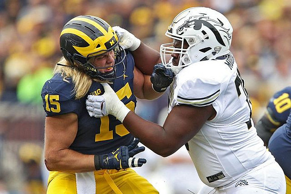 Chase Winovich (15) and Devin Bush (10)