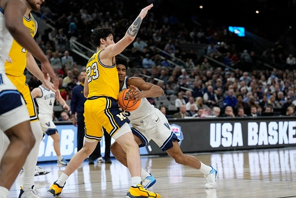 Hunter Dickinson (1) and Brandon Johns Jr. (23)