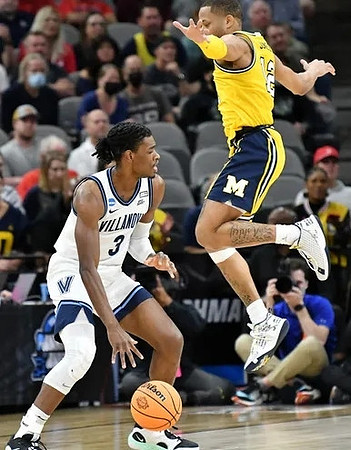 DeVante' Jones (12)