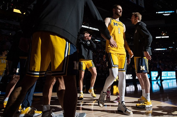 Hunter Dickinson (1) and Michigan Team