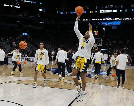 DeVante' Jones (12), Caleb Houstan (22), and Michigan Team