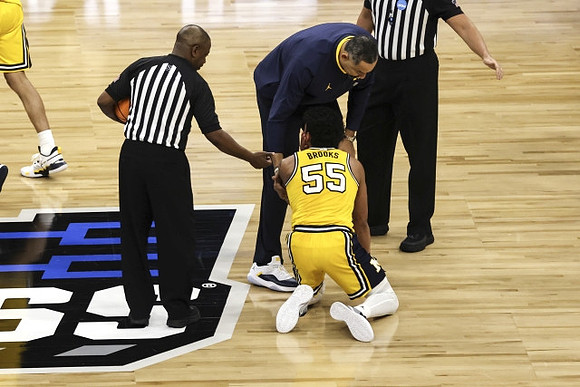 Juwan Howard and Eli Brooks (55)