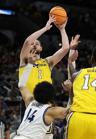 Hunter Dickinson (1) and Moussa Diabate (14)