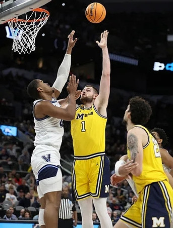 Hunter Dickinson (1) and Brandon Johns Jr. (23)