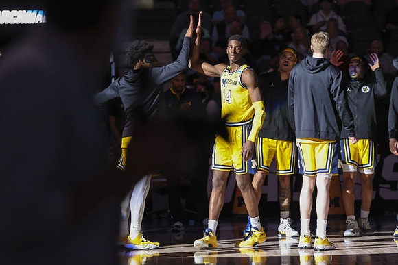 Moussa Diabate (14) and Michigan Team
