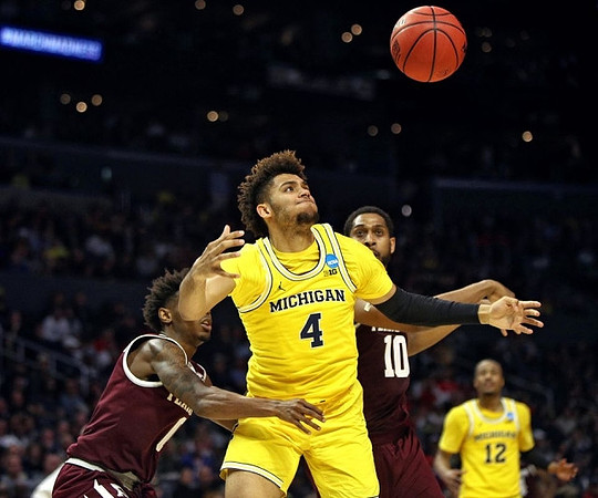 Isaiah Livers (4) and Muhammad-Ali Abdur-Rahkman (12)