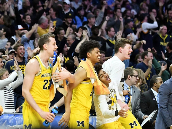 Duncan Robinson (22), Ibi Watson (23), Jordan Poole (2), and Jon Teske (15)